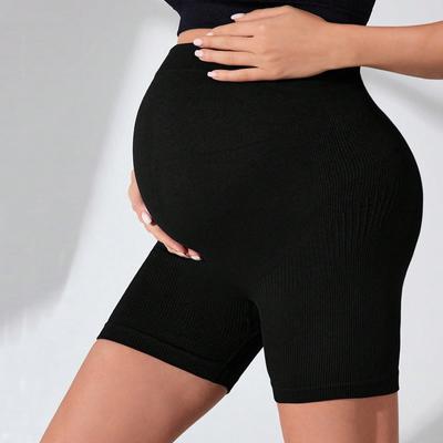 Femmes enceintes portant des leggings de sport et décontractés avec une coupe ajustée et des shorts de yoga sans couture