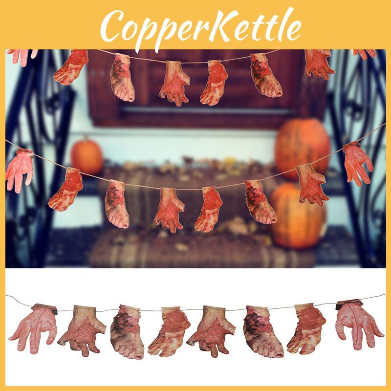 Realistisch blutiges Banner mit gefälschten Körperteilen für Halloween-Horrorszenen