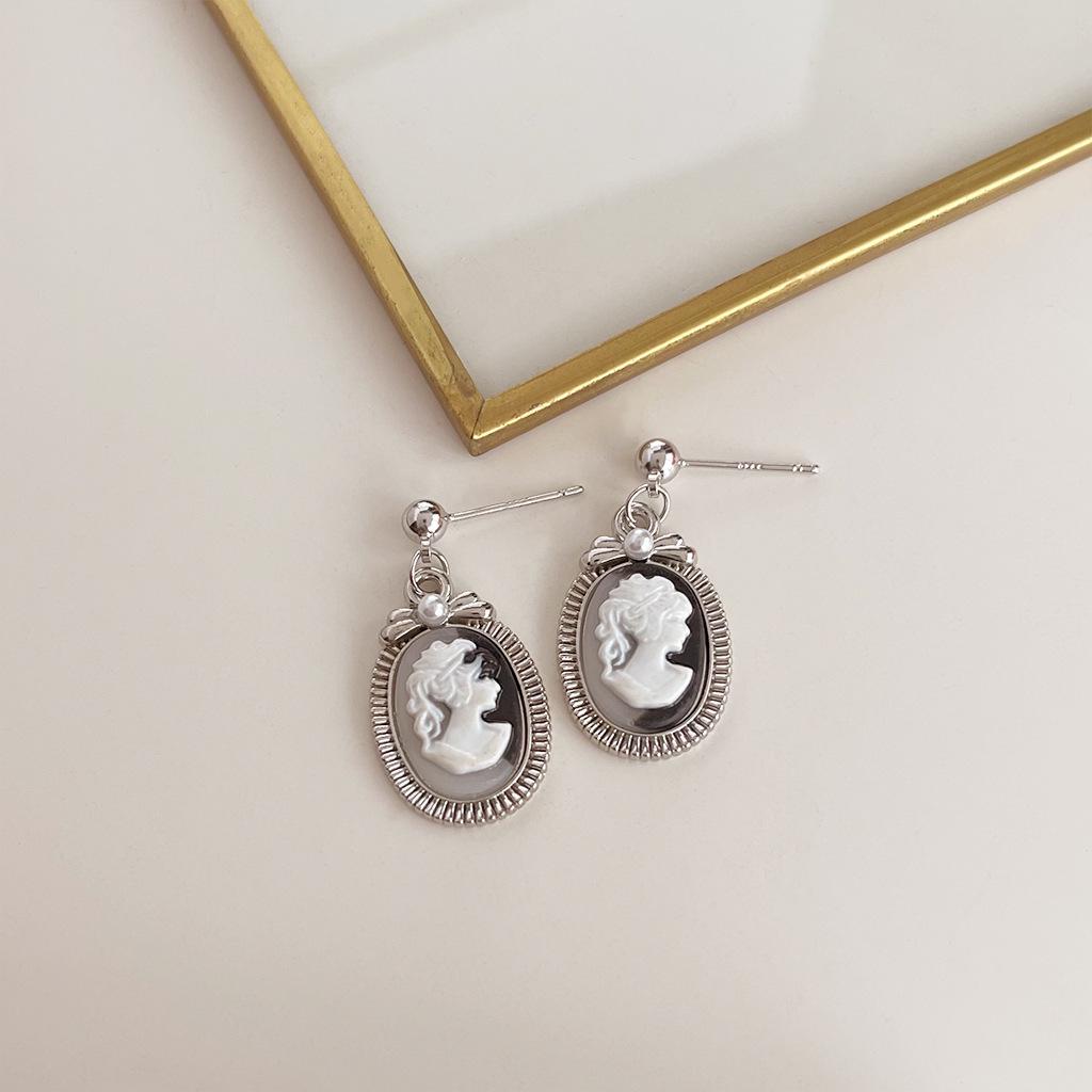 Boucles d'oreilles médiévales vintage à perles: Design rétro à l'huile coulée avec une touche haut de gamme et une personnalité unique