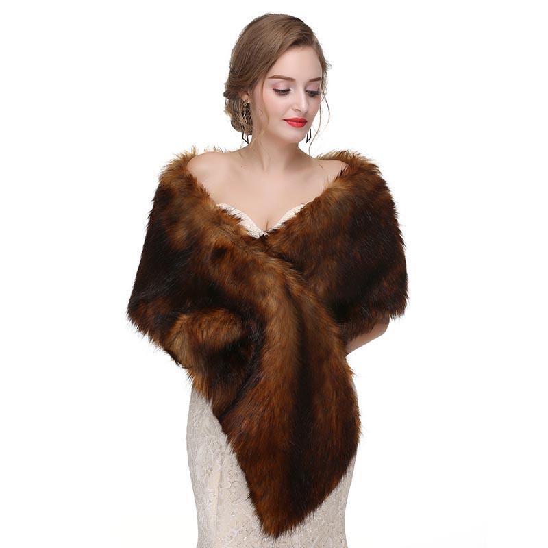 Winterlicher Schal aus Kunstleder, um die Braut bei der Hochzeit warm zu halten