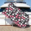 Retro Polka Dot Strandtuch – Übergröße Schnelltrocknend Sandfrei mit Rosa-, Weiß- & Graudruck für den Sommer