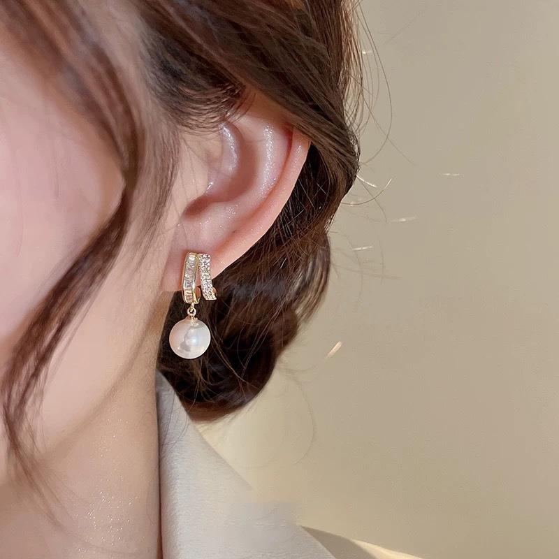 High-class Temperament Elegant Micro-inlaid Zircon Silver Needle Earrings Women's Fashion Commuter Earclips Hole-free Exquisite Earrings