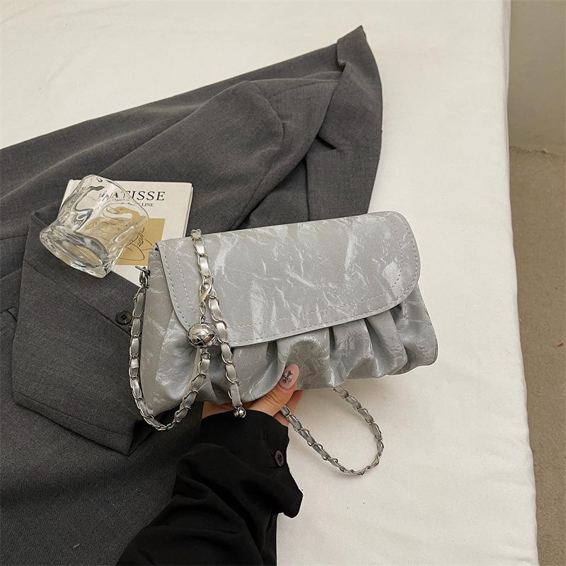 

Новая нишевая высококлассная плиссированная маленькая сумка, модная универсальная сумка-мессенджер на цепочке, простая нишевая сумка через плечо серебряный