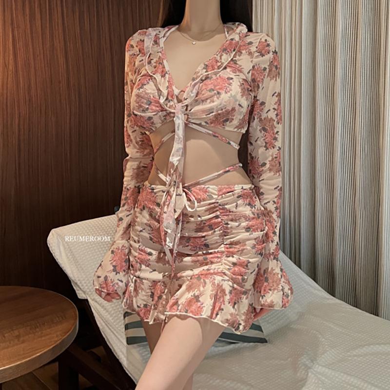 

Сексуальный комплект бикини из трех предметов в корейском стиле 2024 и накидка с цветочным принтом Large цветочный