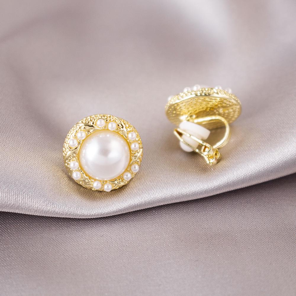 Elegant Clip-On Triangle Earrings for Non-Pierced Ears - Versatile, Light Luxury for Everyday Wear.