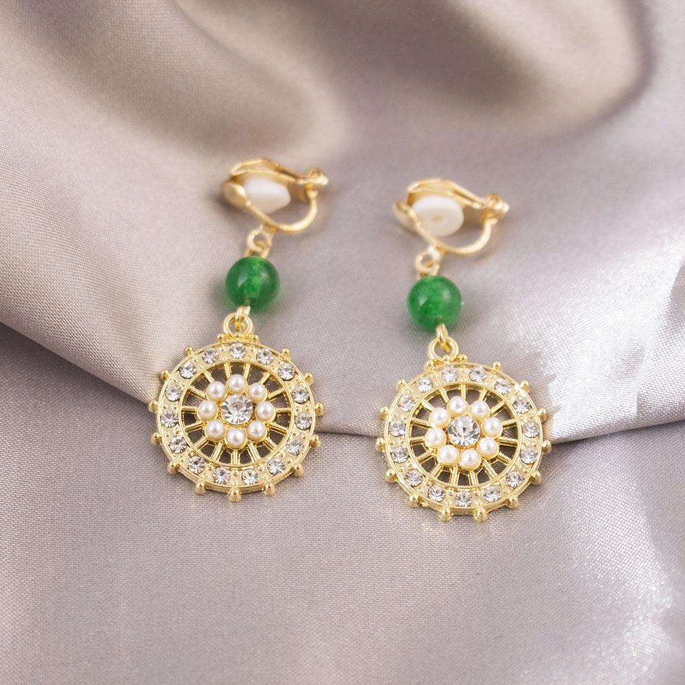 Elegant Clip-On Triangle Earrings for Non-Pierced Ears - Versatile, Light Luxury for Everyday Wear.