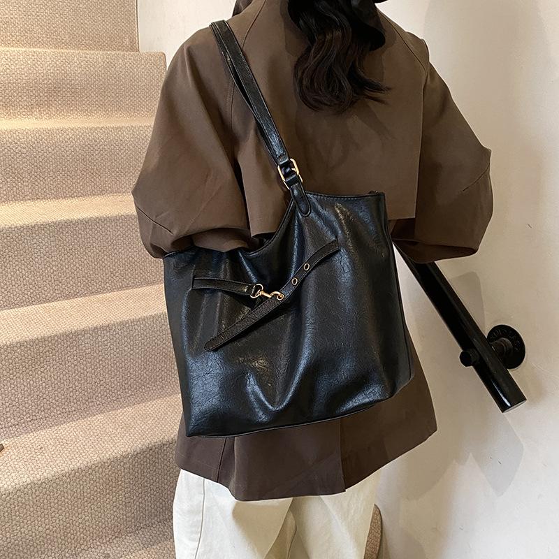 Commuter retro niche matte underarm bag women's 2025 new versatile shoulder bag portable tote bag