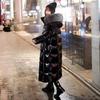 Veste en coton noir brillant longueur genou pour femme 2025 avec col en fourrure