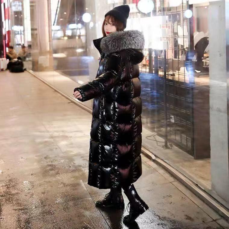 Veste en coton noir brillant longueur genou pour femme 2025 avec col en fourrure