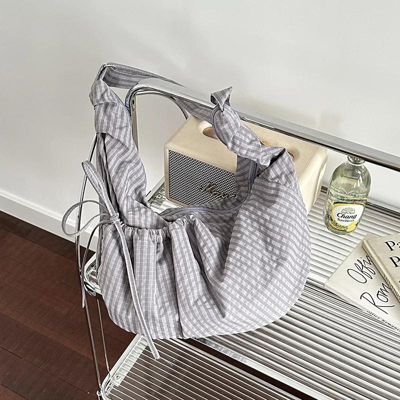 Koreanische Leinwandtasche Fashi Plissierte Karomuster-Tragetasche Kordelzug Lässige Umhängetasche Nyl Pendler-Umhängetasche Reißverschluss Knödeltasche