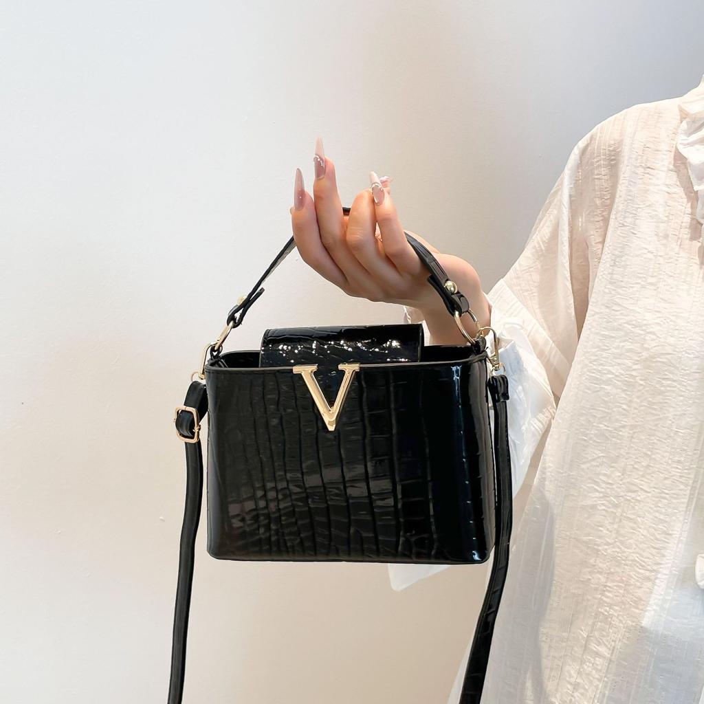 2025 summer new fashion foreign crocodile pattern V-shaped handbag bag women's messenger shoulder bag