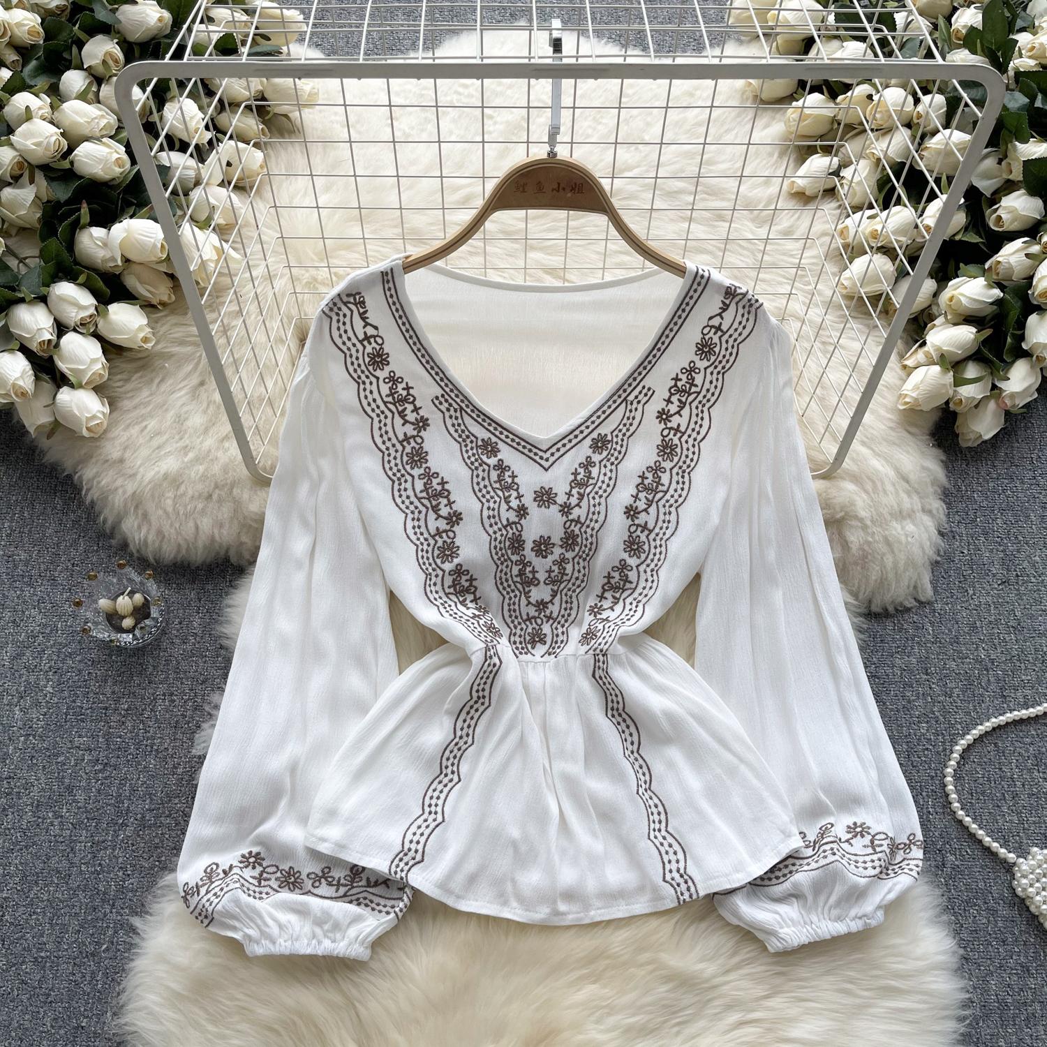 Весенняя свободная блузка с цветочной вышивкой — фото 5