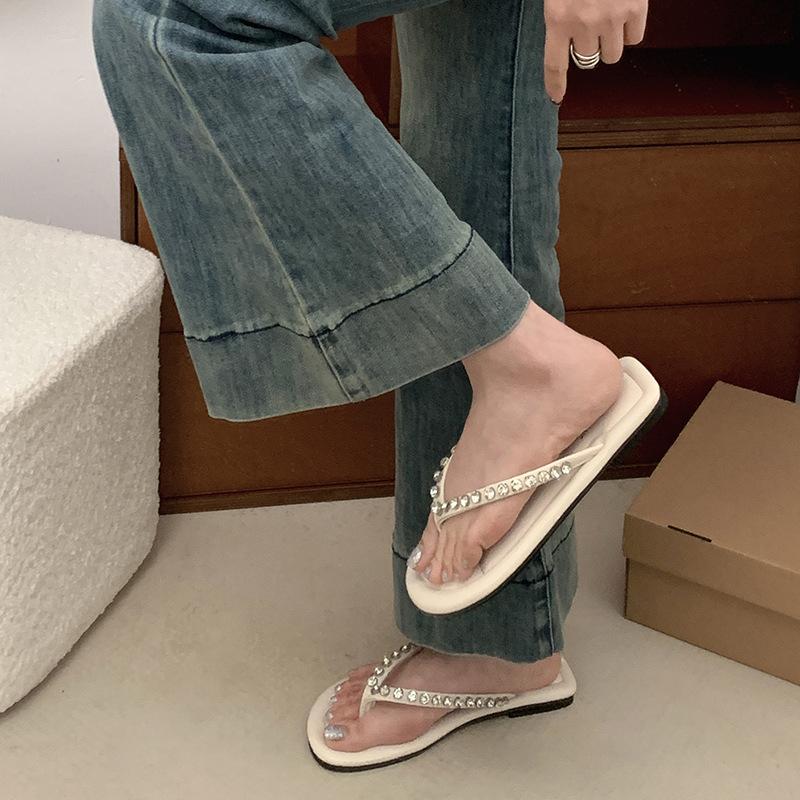 Fashion and Lightweight Internet Celebrity Explosion Flat Bottom Flip-flops Women 2025 New Summer Wear Non-slip Silver Cool Slippers