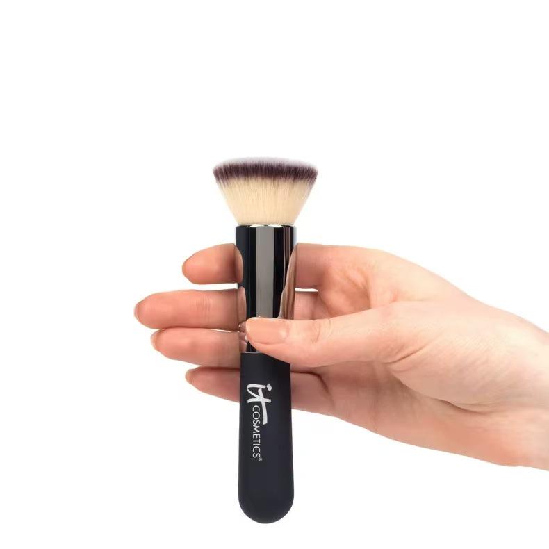 IT COSMETICS No. 6 Flat Makeup Brush for Foundation, Powder, Blush, Concealer & Contour - In Stock