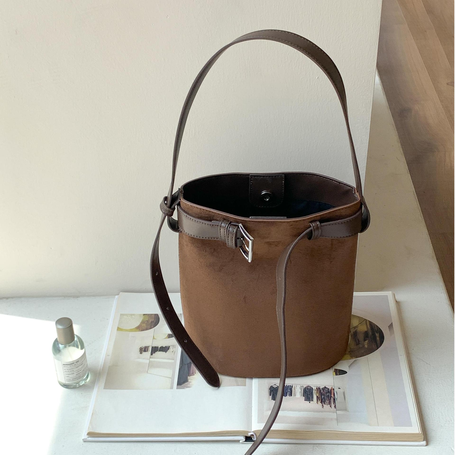

Autumn/Winter Suede Bag Retro Bucket Bag Female Niche Bucket Handheld Shoulder Bag 22.5X15X25cm