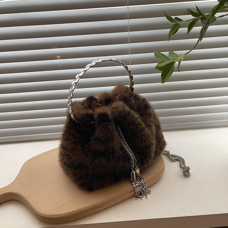 Portable Leopard Print Plush Bag Women's 2025 New Trendy Fashion Bucket Bag Versatile Portable Shoulder Bag Messenger Bag