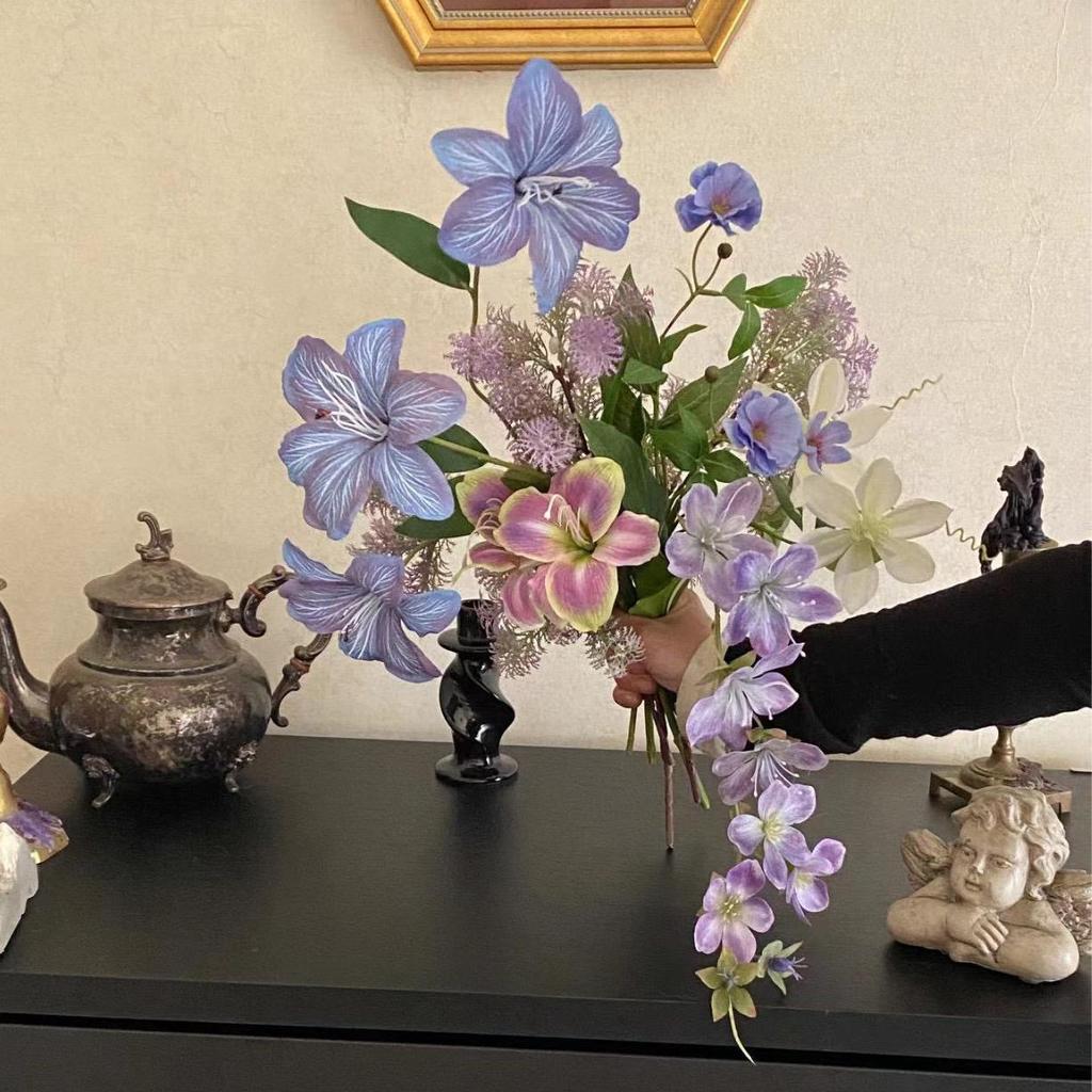 Grădina lui Monet Flori Artificiale Mov: Aranjament Decorativ pentru Fotografii și Vitrine.