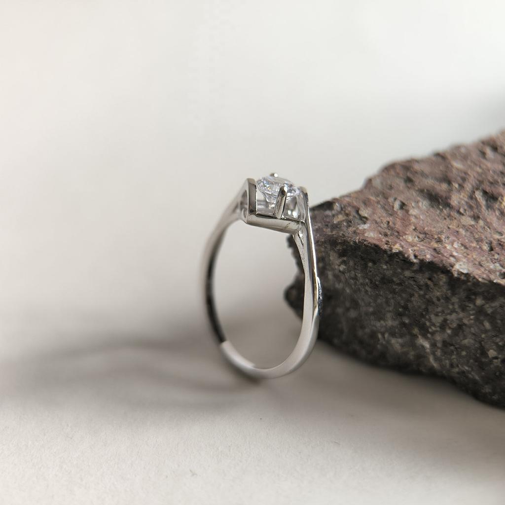 Серебряное кольцо с фианитами, вес изделия 1,88 гр (2207733)