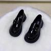 Britischer Stil kleine Lederschuhe Französische Retro-Plateauschuhe niedriger Absatz schwarze Slipper 2025 Frühling und Herbst Einzelschuhe Uniformschuhe Damen