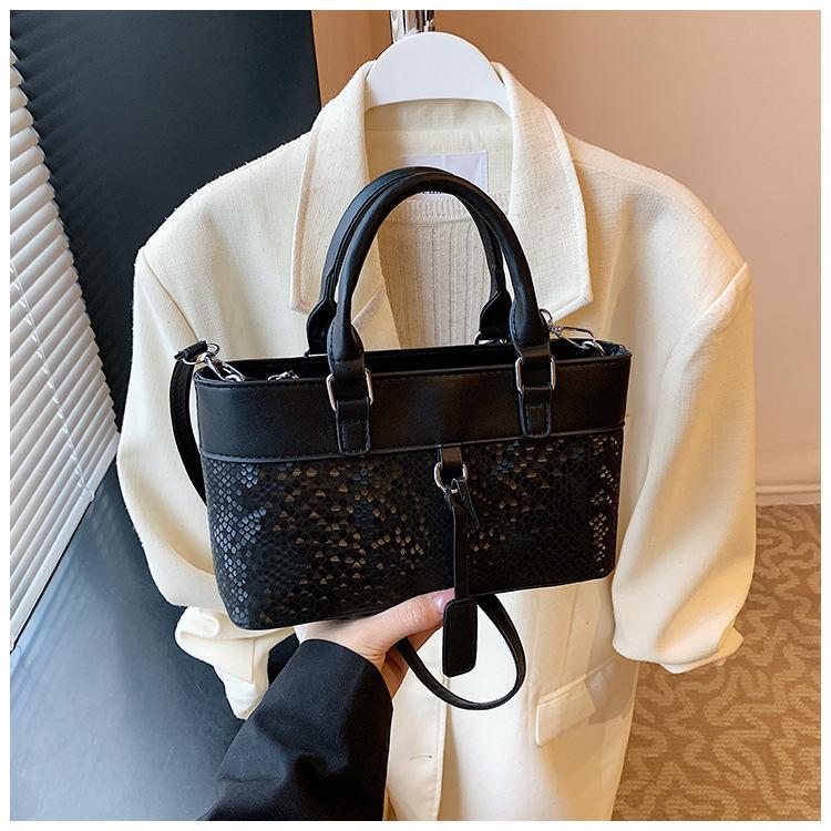 

2025 new spring contrasting color splicing hand bag fashionable shoulder bag cloth pattern oblique span bag women s small square bag чёрный