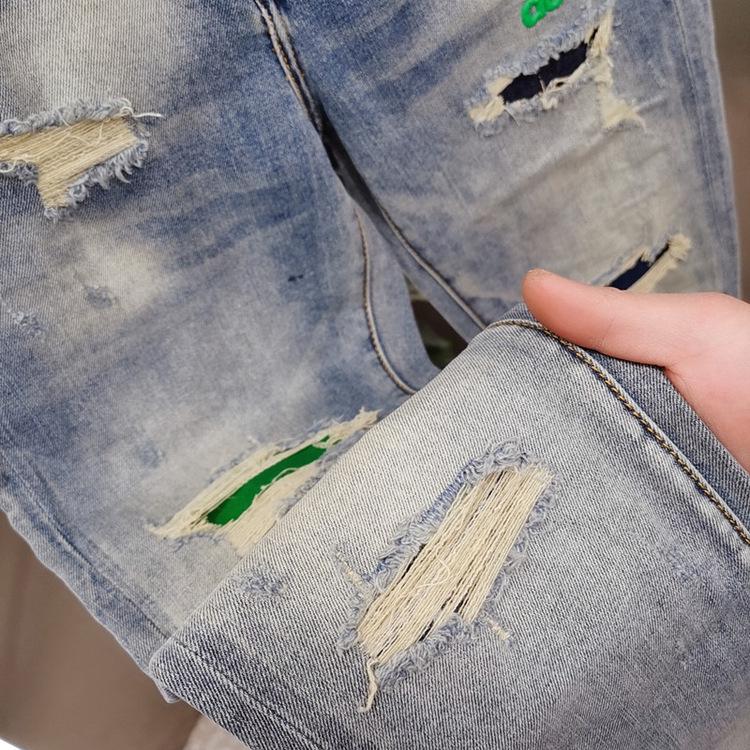 Blugi brodați la modă pentru bărbați, croială slim fit, cu detalii rupte elegante