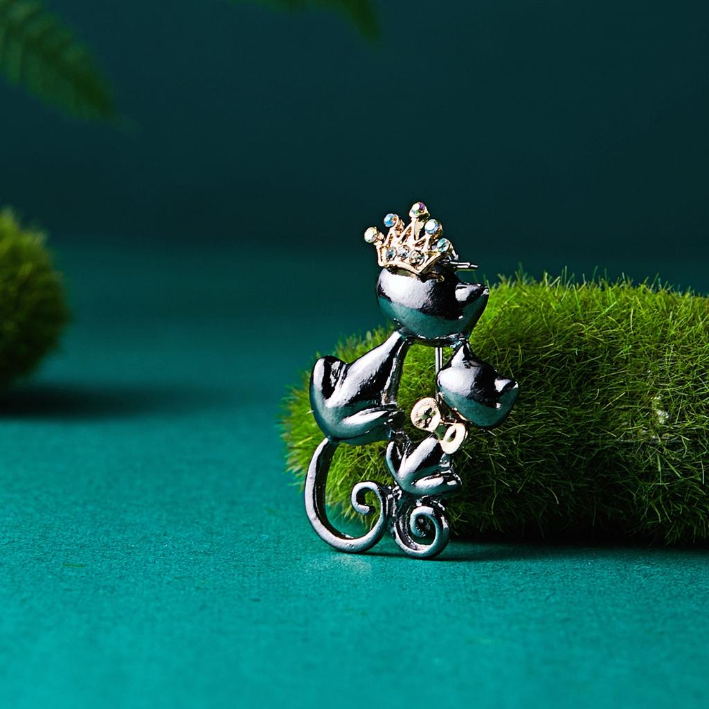 Elegant Wearing Crown Bowknot Cat Brooch For Women Men Cartoon Cute Little Kitten Backpack Lapel Pins Funny Animal Badge Jewelry