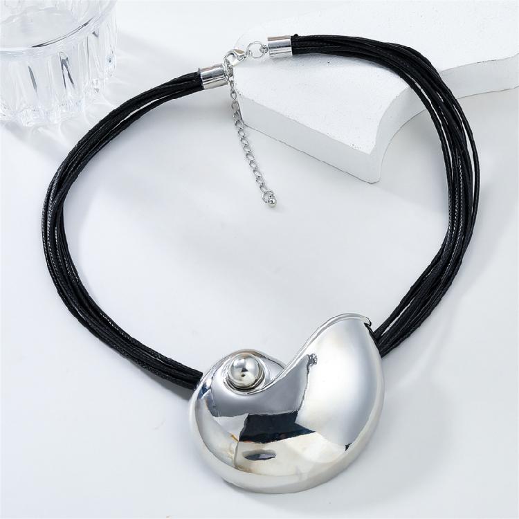 Unique Conch Pendant Necklace for Women and Girls Fashionable PU Leather Chain Choker Handmade Party Accessories