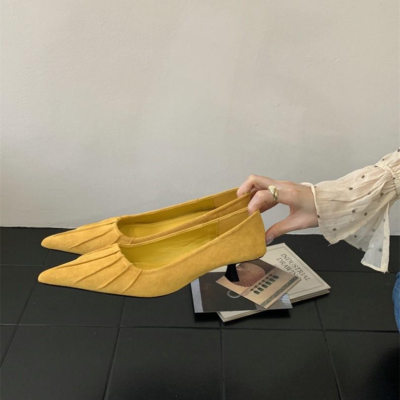 Zapatos individuales plisados de punta de tacón medio alto francés para gatito, zapatos de mujer verano 2025, temperamento, ante negro, zapatos de oficina