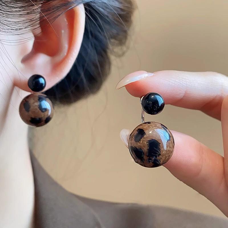 2024 Retro Amber Brown Women's Stud Earrings: High-End, Light Luxury, Niche Hong Kong Style