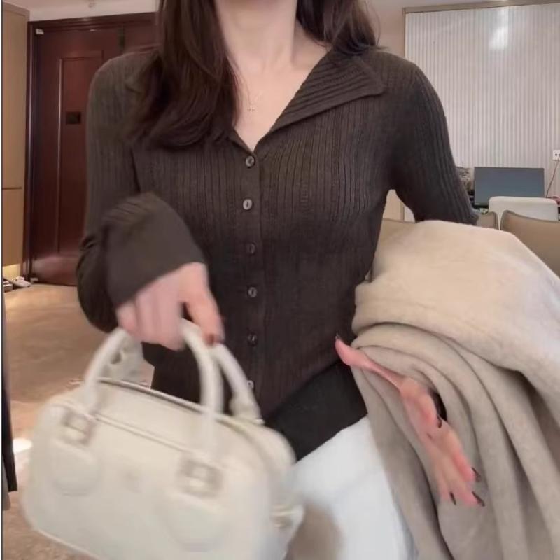 Ein neuer gestrickter Revers-Cardigan für Damen im Herbst und Winter, kombiniert mit einem Basic-Pullover für ein hochwertiges und elegantes langärmliges Oberteil