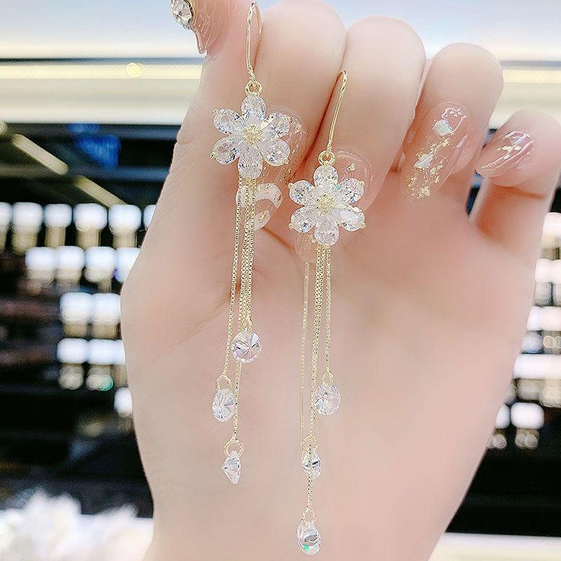 

Элегантные серьги-кисточки фиолетового цвета – корейский тренд высокого класса, длинные висячие с нишевыми каффами для ушей