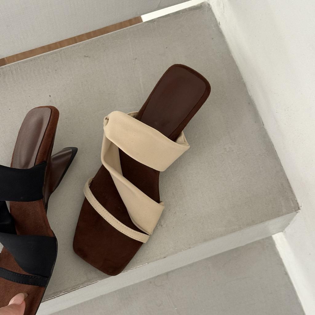 Color matching retro Spice Girl style! Square head suede one-word with slope heel sandals women's wrap with open-toed sandals