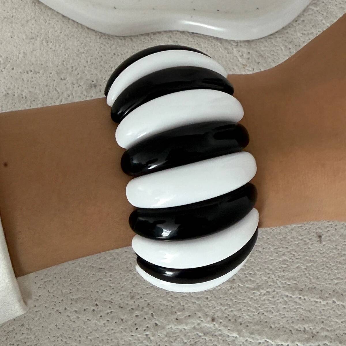 

SHIXIN Minimalist Black White Thick Acrylic Bracelet for Women Punk Irregular Beaded Resin Wide Bracelet Party Elastic Bangle