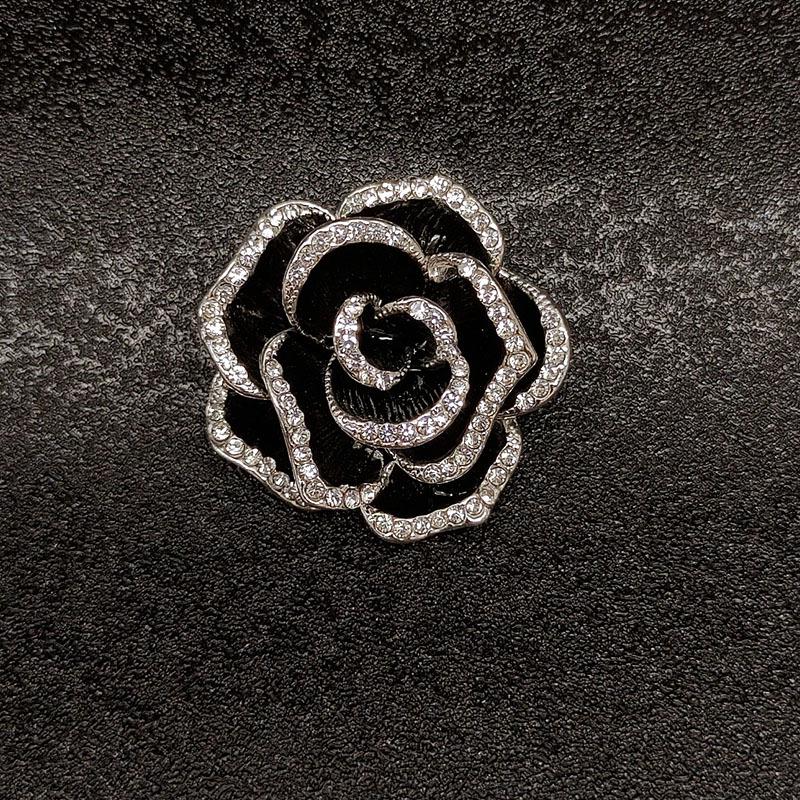 Elegancka broszka z perłowym kwiatem: Luksusowa damska przypinka i klips do biżuterii do akcesoriów odzieżowych