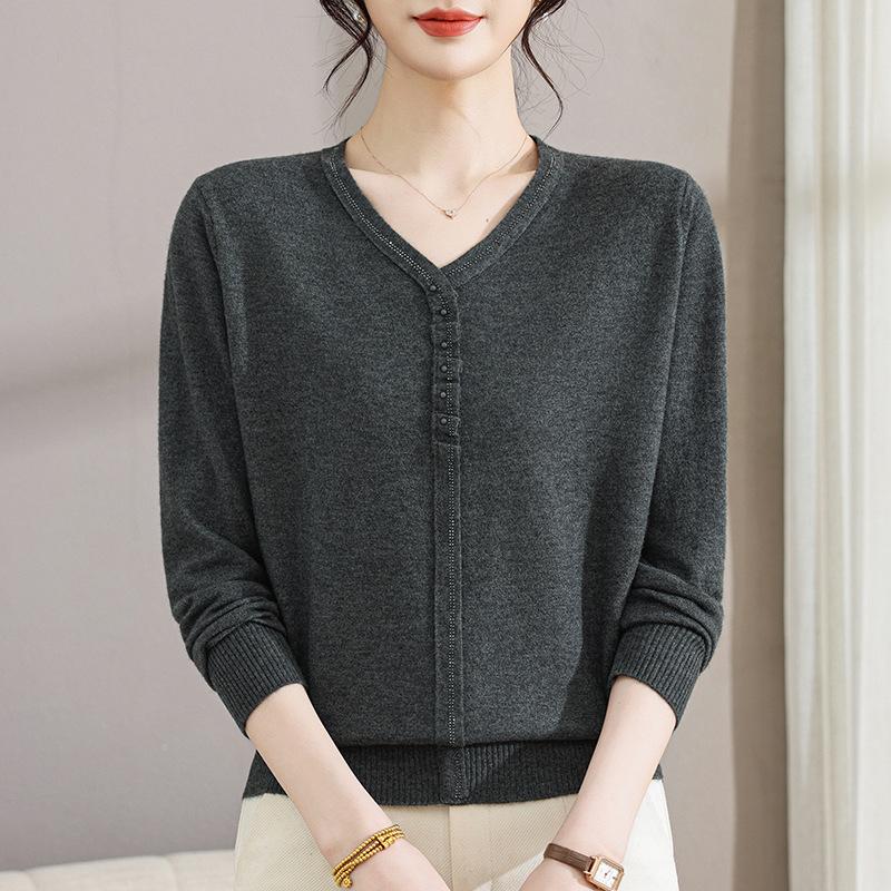 1011 New V-neck knitted sweater women's foreign versatile long-sleeved large-size mother outfit slim temperament bottoming shirt