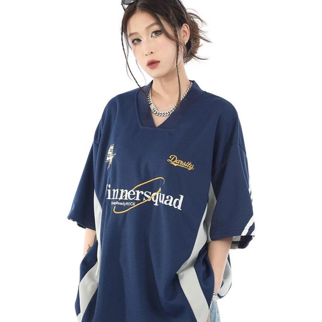 Camiseta de Béisbol Bordada Retro con Cuello en V - Manga Corta, Corte Holgado, Estilo para Parejas.