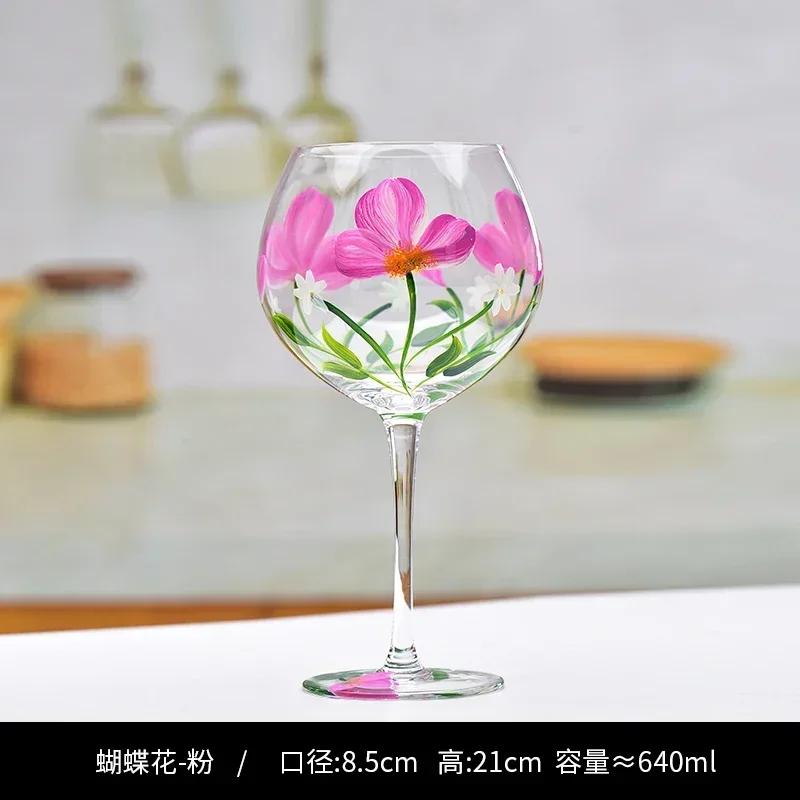 1 Stück Rotweinglas mit hohem Fuß Ein Kristallweinglas mit handgezeichneten floralen Mustern Ein transparentes und exquisites Weinglas