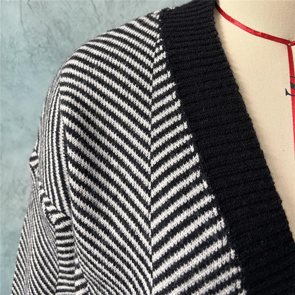 Autumn and Winter Casual Contrasting Diagonal Stripe Single Breasted V-neck Long Sleeved Sweater Cardigan Jacket for Women 3602
