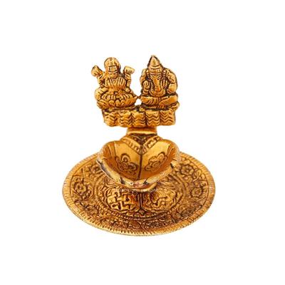 Diya a mano di Lakshmi Ganesh in metallo placcato oro antico di Handicrafts Paradise