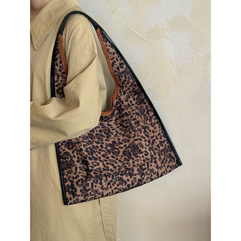Korean niche large-capacity canvas bag 2025 new high-end leopard print tote bag commuter versatile shoulder bag
