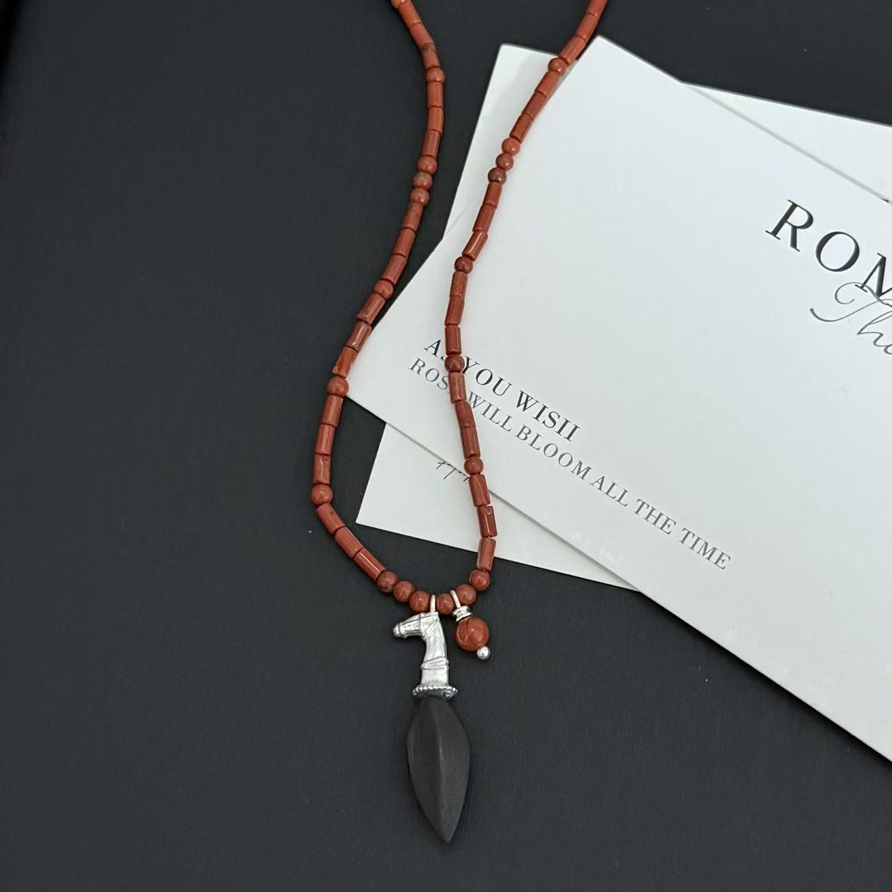 Elegant Beaded Necklace: Simple, Luxurious Pendant for Versatile Fashion