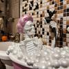 Halloween Bathing Skeleton Ornament Resin Bubble-Filled Bathtub Skeleton Figurine Statue Sculpture Home Office Holiday Party Decoration
