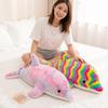 50cm Gestreifter Regenbogen Delfin Plüschtier Flauschiges Kuscheltier Meeresbewohner Kawaii Schlafbegleiter Beruhigendes Geschenk