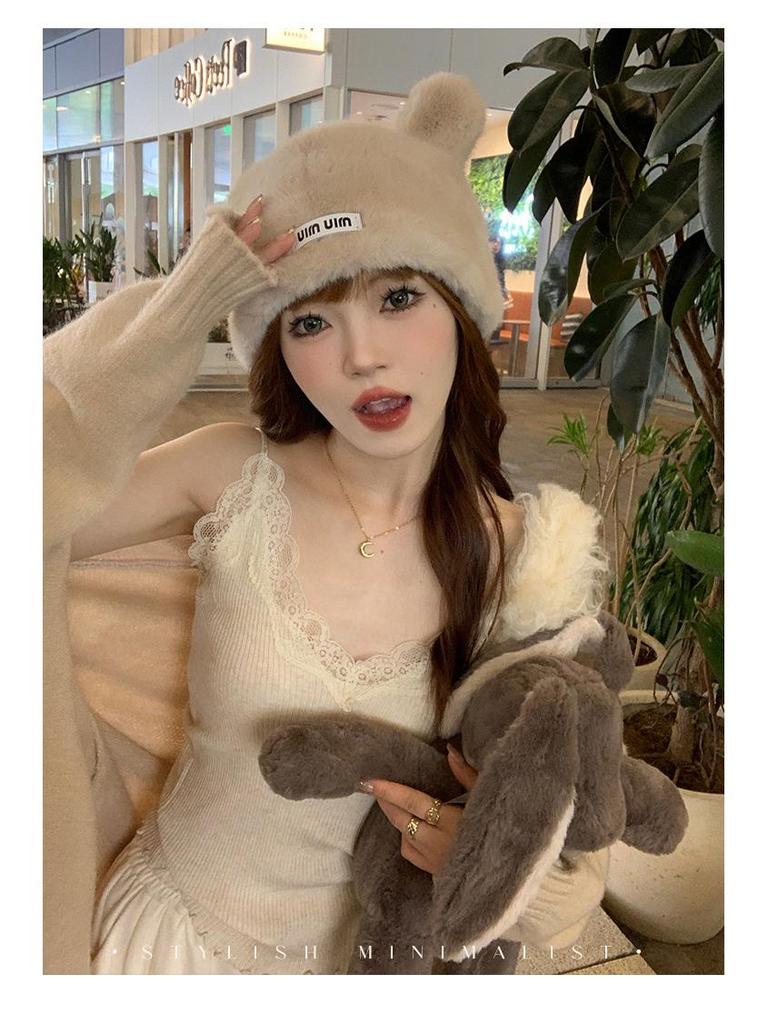 Lace V-Neck Women's Knitted Camisole: 2025 Autumn/Winter Trendy Layered Vest Design.