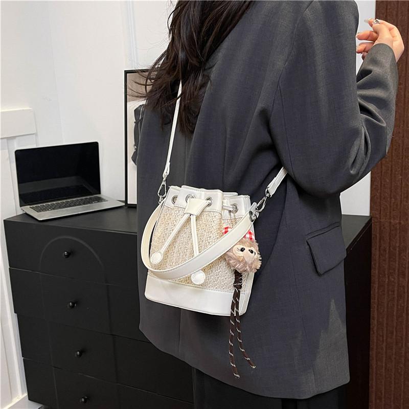 

Straw women s bag 2025 summer new niche design fashionable retro woven drawstring bucket bag versatile messenger bag