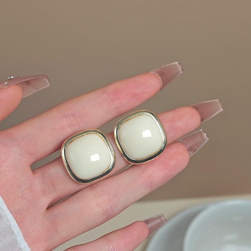 

Retro pearl temperament stud earrings women s light luxury fashion niche design high sense earrings Internet celebrity versatile earrings