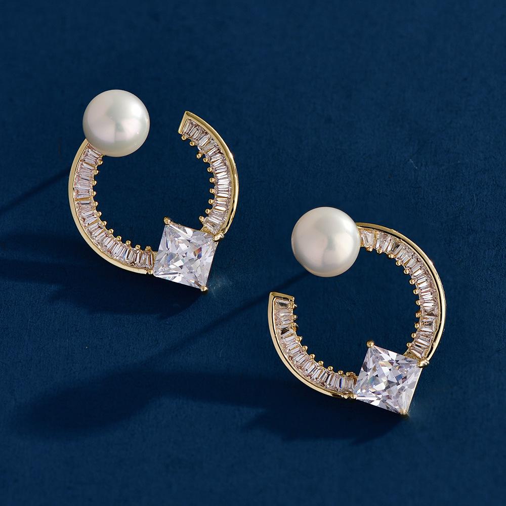 

Нишевый дизайн, Высококлассный темперамент, Серьги-пусеты из пресноводного жемчуга, Женские геометрические серьги C-образной формы с цирконием золотой