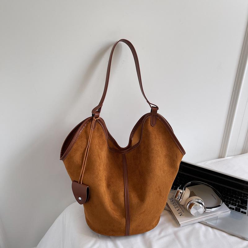 

Retro Lazy Wind Underarm Bag Women s 2025 Autumn New Fashion Commuter Tote Bag Large Capacity Mother and Child Shoulder Bag темно-коричневого