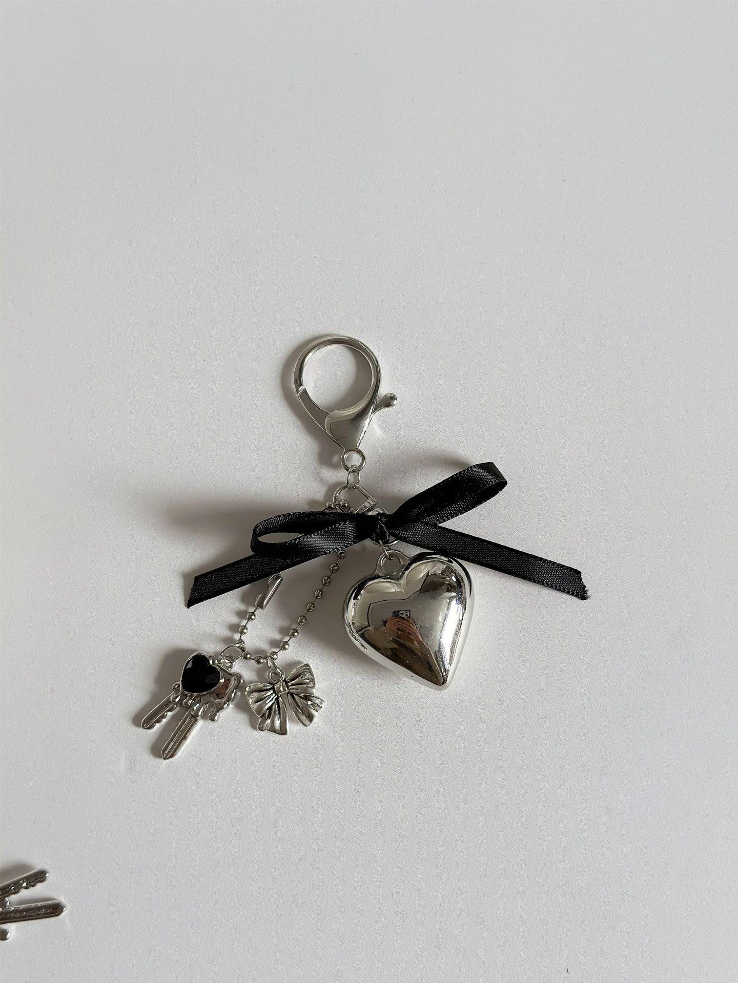 

Корейский брелок-шарм в стиле ханьфу с серебристым сердцем и бантом