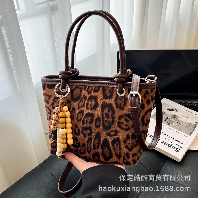 Going Out Handbag Bag Women's 2025 New Trendy High-end Retro Shoulder Bag Commuting Versatile Messenger Bucket Bag